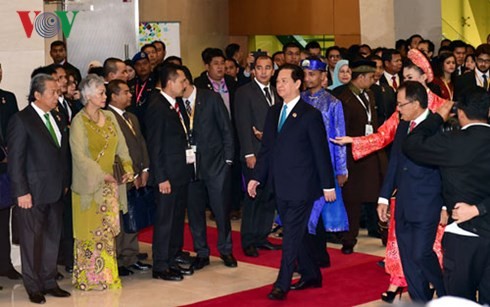越南政府总理阮晋勇出席第27届东盟峰会开幕式和全体会议