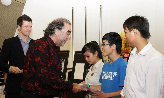 澳大利亚政府向越南少数民族和残疾学生颁发奖学金