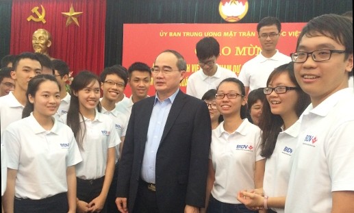 越南祖阵中央委员会主席阮善仁会见曾参加国际奥林匹克学科竞赛的学生