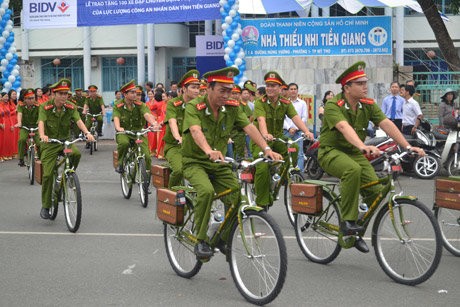 越南投资与发展银行向前江省公安力量赠送专用自行车
