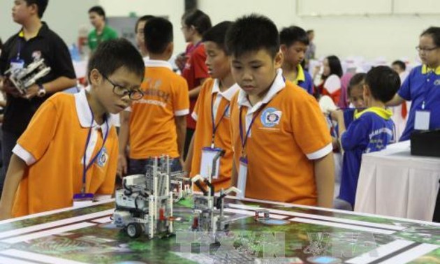 东南亚地区中小学生参加在越南举办的2015年国际机器人大赛