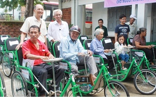 岘港市残疾儿和孤儿保护协会向该市残疾人赠送轮椅