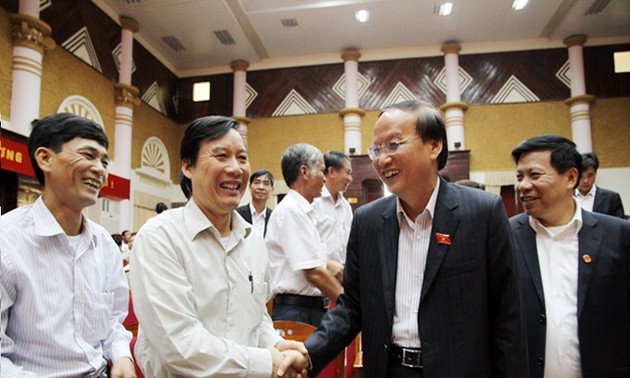 越南党和国家领导人接触一些地方选民
