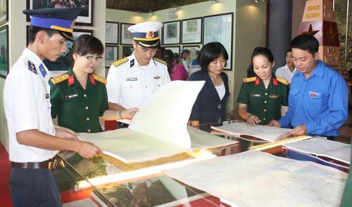 “黄沙长沙归属越南——历史和法理证据”地图与资料展在广南省联合举行