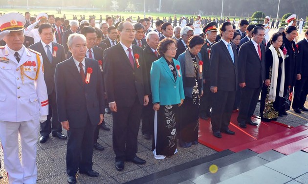 出席越南第9次全国爱国竞赛大会的代表入陵瞻仰胡志明主席遗容