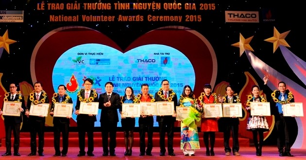 越南全国21个集体和个人荣获2015年国家志愿者奖