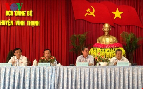 越共中央书记处常务书记黎鸿英与芹苴市选民接触