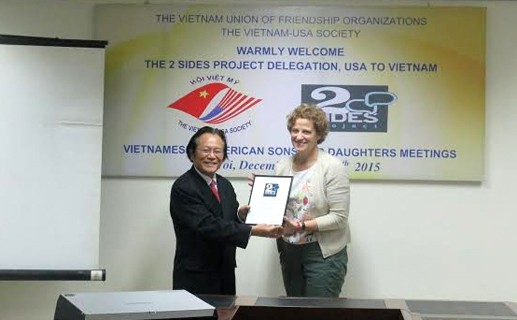 美国阵亡将士和退伍老兵子女扶助协会代表团访问越南
