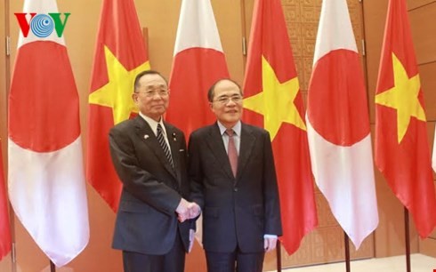 日本国会参议院议长山崎正昭圆满结束对越南的访问