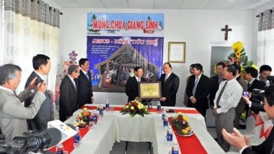 阮春福副总理看望越南基督教传教圣会