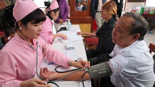 韩国医生代表团为越南病人免费看病