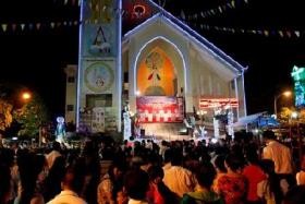 越南全国各地领导人看望宗教人士和教民祝贺2015年圣诞节