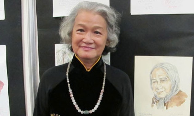 画家邓爱越与她的越南英雄母亲素描