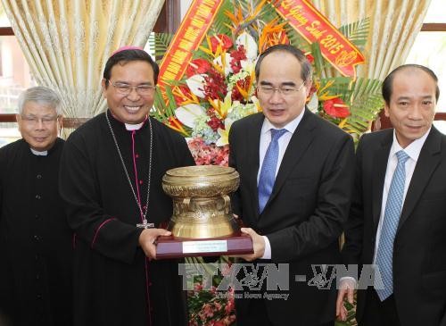 越南祖国阵线中央委员会主席阮善仁向多乐省信教群众致以圣诞节祝贺