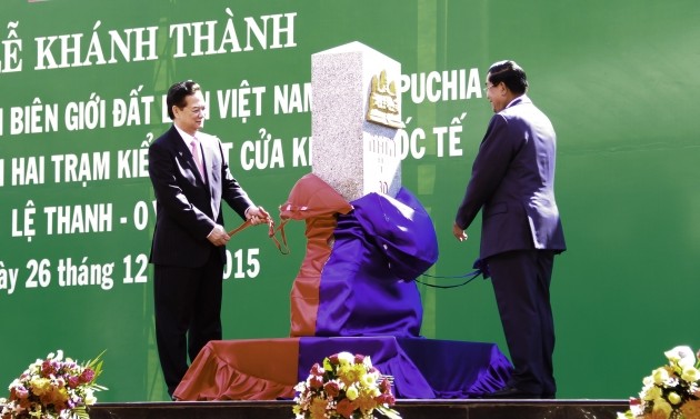 越南政府总理阮晋勇和柬埔寨首相洪森出席越柬界碑落成揭牌仪式