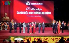 越南国家主席张晋创出席越南纺织服装集团成立20周年纪念活动