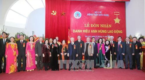 越南当代艺术剧院和河内友谊医院获授劳动英雄称号