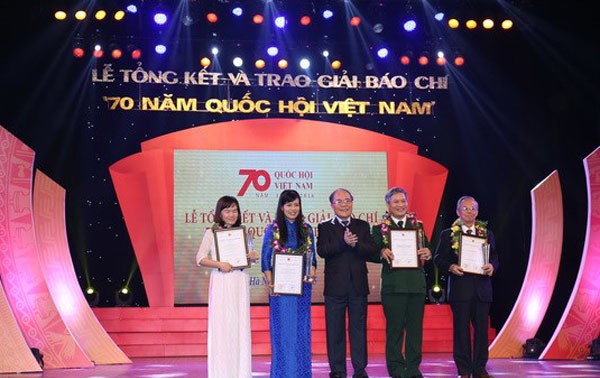 越南国会70周年新闻奖颁奖仪式在河内举行