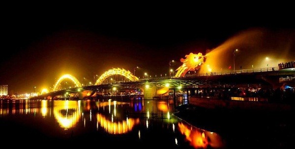 岘港市向游客提供免费艺术表演服务