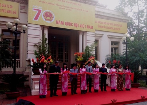 越南国家图书馆展示关于越南国会的1000多件资料