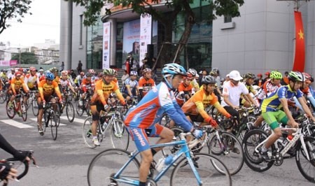 岘港市举行征服“天下第一雄关”自行车比赛