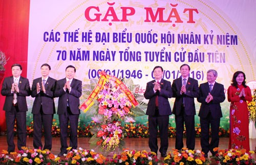 越南各地举行历届国会代表见面会