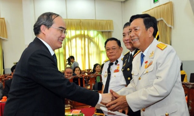 越南祖国阵线中央委员会主席阮善仁会见962团优秀退伍军人代表