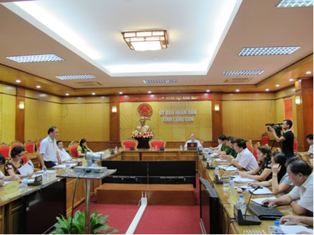 越南西北地区指导委员会与谅山省主要领导同志座谈