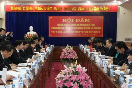越南高平省与中国广西百色市推动口岸经济发展