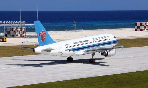 中国在越南长沙群岛非法建设的机场跑道上进行试飞加剧了地区紧张局势