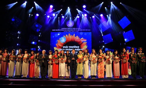 越南大学生协会举行“正月之星”奖颁奖仪式暨“五好大学生”表彰会