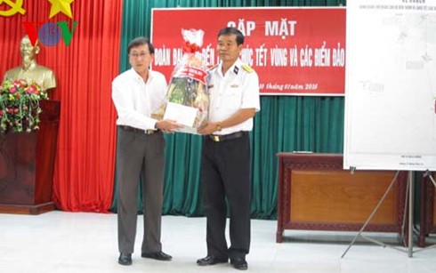 越南南方各省市领导人看望海军第五区官兵并贺年