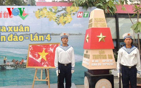 胡志明市团市委举行2016年第5次“遥远岛屿上的春天”活动
