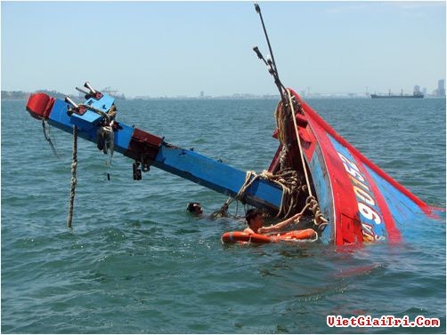 越南有关机关正就平定省渔船被撞沉事件进行核实并查明肇事者
