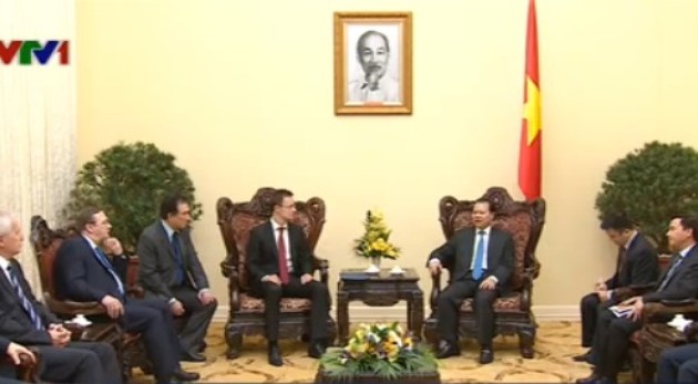 越南政府副总理武文宁会见匈牙利外交与对外经济部长西雅尔多