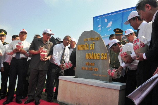 “黄沙义士”纪念区塑像奠基仪式在李山岛举行