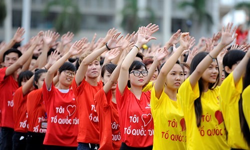 越南年轻一代在党的旗帜下稳步前进