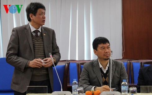 报道越共十二大的国际媒体记者代表团参观越南之声广播电台