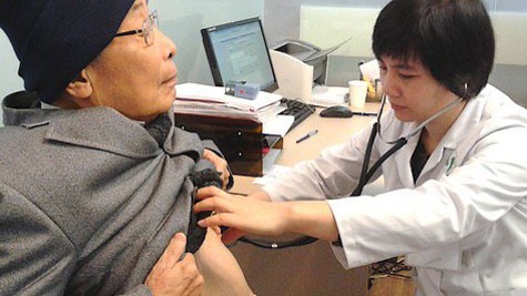 越南北方各地：为各个医疗站收治的病人做好防寒工作