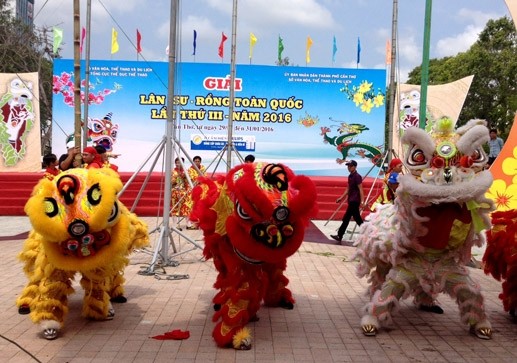 第三次全国舞麟狮龙比赛在芹苴市举行