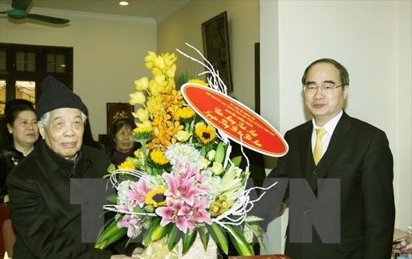 越南祖阵委主席阮善仁向原党和国家领导人拜年