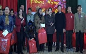 越南党和国家领导人向贫困者和政策优抚家庭拜年和赠送礼物