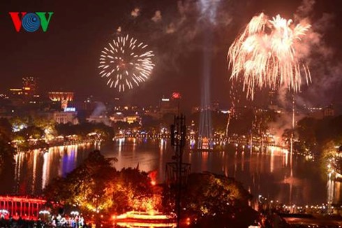 越南全国各地人民欢度除夕喜迎丙申新春