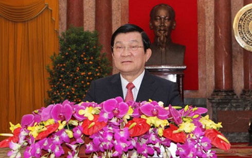 越南国家主席张晋创向巴地头顿省工人拜年 