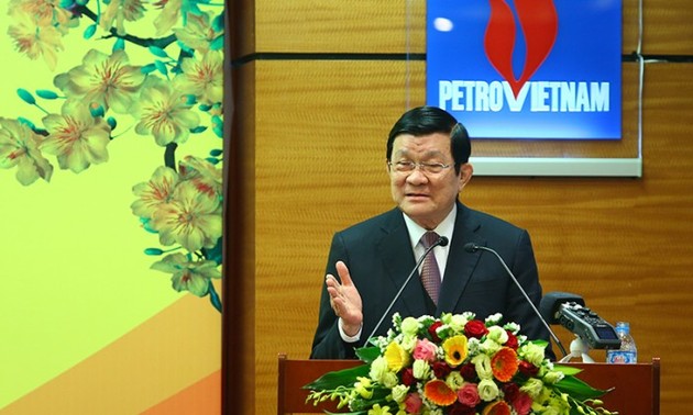 越南国家主席张晋创向白虎油田员工拜年