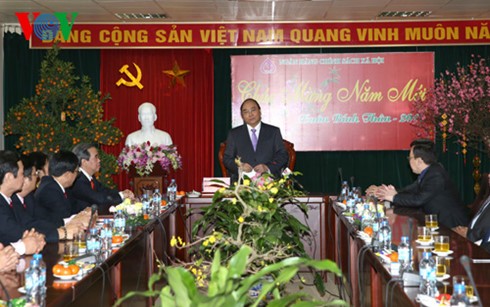 越南政府副总理阮春福向银行部门拜年