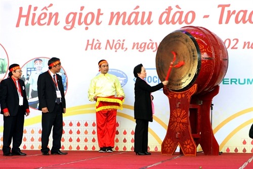 越南国家副主席阮氏缘出席2016年春天献血节开幕式