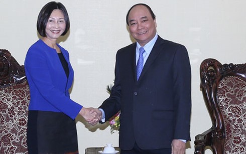 越南政府副总理阮春福会见新加坡淡马锡控股公司高级领导人