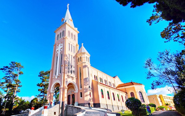 大叻市的公鸡教堂与圣母教堂