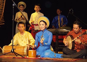 法国文化中心举行越南传统歌剧戏剧晚会